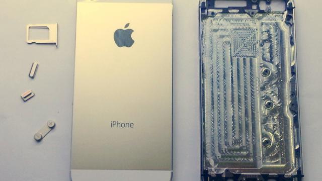 <b>Imagini noi și detaliate cu iPhone 5S și iPhone 5C disecate și analizate</b>Am văzut practic orice ipostază posibilă cu iPhone 5S și 5C, iar astăzi descoperim o serie de imagini detaliate, cu cele două handseturi disecate și expuse camerei. Fotografiile au fost publicate pe blogul lui Sonny Dickson, o sursă de încredere...