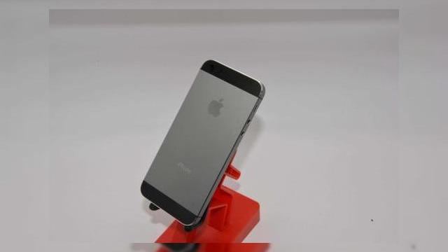 <b>iPhone 5S fotografiat și În varianta gri "grafit"; Iată mai multe imagini!</b>Deja ne-am obișnuit ca blogul Sonny Dickson să ne aducă noi imagini cu iPhone 5S și 5C, iar astăzi avem parte de o galerie detaliată cu o variantă de culoare nouă pentru iPhone 5S. &nbsp; E vorba despre gri "grafit" și remarcăm că partea...