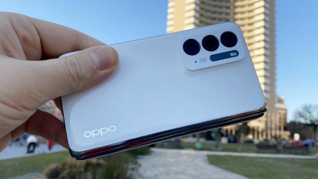 <b>OPPO Find N: Hardware de flagship de primul semestru din 2021, preia dotări familiare</b>OPPO Find N are dotări demne de un flagship al anului 2021, mai degrabă de prima parte a lui 2021 totuşi. Include un ecran pliabil AMOLED LTPO de 7.1 inch, cu rezoluţie de 1920 x 1792 pixeli, suport HDR10+ şi refresh rate de 120 Hz. La exterior se află