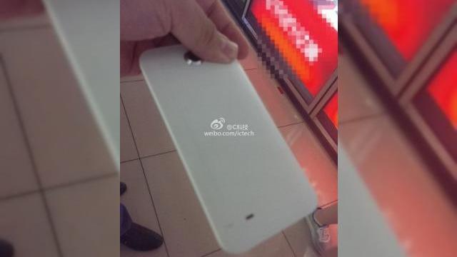 <b>Un smartphone HTC misterios apare Într-o nouă serie de imagini; Ce model să fie?</b>Nu ni se întâmplă prea des să vedem un smartphone nou, despre a cărui identitate nu avem informații, dar iată că astăzi e cazul să vedem așa ceva. E vorba despre HTC-ul din imaginile de mai jos. &nbsp; Pozele sosesc la pachet cu câteva...