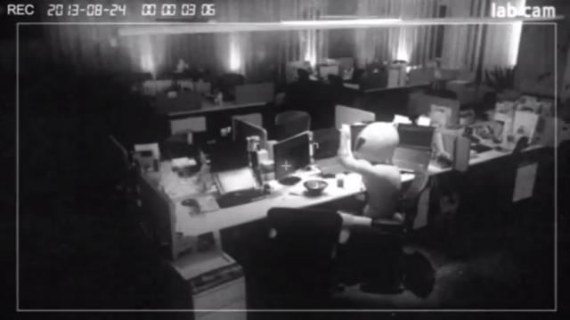 <b>Extratereștri În laboratorul Samsung: iată primul teaser Samsung pentru IFA 2013! (Video)</b>Nu pot să spun că acesta e cel mai inspirat și mai serios teaser pentru un eveniment așa important precum IFA 2013, dar bănuiesc că el e doar începutul. Ce vedeți mai jos este primul clip teaser pentru evenimentul din Berlin, sau mai bine zis...