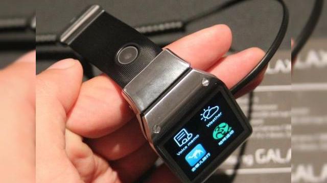 <b>IFA 2013: Samsung Galaxy Gear, ceasul de companie al lui Note 3 si Note 10.1, Într-o experiență hands on, direct de la Berlin! (Video)</b>Primul smartwatch veritabil al celor de la Samsung a debutat la IFA 2013 aseară, iar astăzi revenim cu o experiență hands on filmată de către Emil Dragotă la Berlin. Remarcați în clipul de mai jos fluiditatea interfaței ceasului și gama...