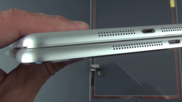 <b>iPad 5 și iPad Mini 2 din nou sub lumina reflectoarelor; Noi comparații hands on apar pe web! (Video)</b>Pentru a treia oară într-o singură săptămână vedem un clip comparativ pentru iPad 5 și iPad Mini 2, ajuns pe web prin intermediul celor de la Detroit Borg. Analiza lor detaliată implica și prim planuri cu carcase de iPad 5 și cu componente de...