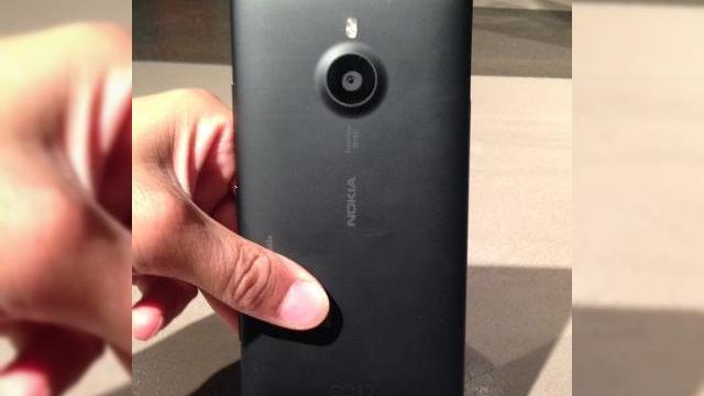 <b>Nokia Lumia 1520 Își face apariția În imagini hands on detaliate, de Înaltă rezoluție</b>După ce am văzut o randare de presă cu primul phablet Nokia, iată că Lumia 1520 apare și într-o serie de imagini hands on detaliate. Avem de-a face cu un terminal cu ecran de 6 inch și Windows Phone 8 GDR3 drept OS. &nbsp; Acest phablet, cunoscut...