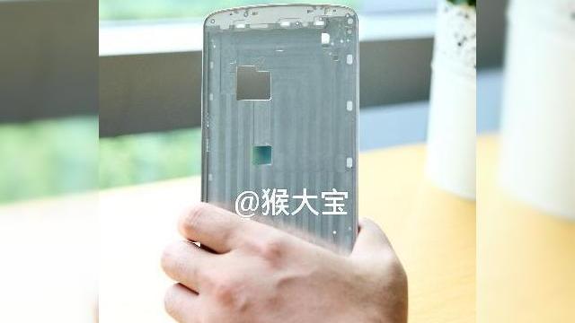 <b>Cameraphone-ul Oppo N1 ajunge pe web În noi imagini, e mai mare decât ne așteptam</b>Se pare că viitorul cameraphone Oppo, modelul N1 ar putea fi chiar mai mare decât ne așteptam, apropiindu-se periculos de mult de definiția unui phablet, mai degrabă decât cea a unui telefon mobil. Acest design este confirmat de o scăpare a unei...