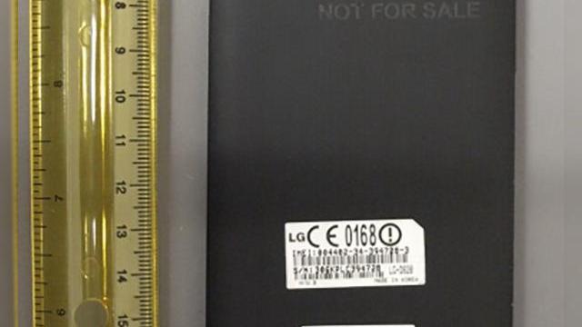 <b>Iată o primă privire clară asupra lui LG Nexus 5, cu o mega cameră În spate</b>Se pare că Nexus 5 începe să se concretizeze tot mai mult și în doar o săptămână am văzut terminalul apărând într-un clip cu Android 4.4 KitKat, apoi o imagine neclară pe web și acum la FCC. Se vede mai clar că oricând logo-ul LG de pe...