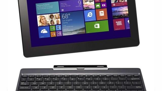 <b>ASUS lansează Transformer Book T100, tableta Windows 8.1 cu noul procesor Intel Bay Trail</b>ASUS a lansat astăzi în cadrul conferințelor Intel IDF 2013 un nou device, care surprinde prin prețul foarte accesibil pentru un terminal ce rulează Windows 8.1. E vorba despre ASUS Transformer Book T100, pe care îl vedeți mai jos. &nbsp; Această...