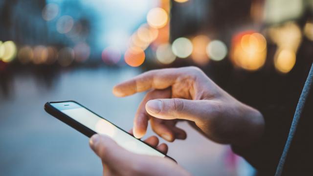 <b>Cât de dependenți sunt românii de smartphone? Iată un top al adicției de telefon la nivel global</b>Dependenţa, adicţia de smartphone nu e ceva nou şi numai noi la Mobilissimo.ro am scris de câteva ori despre nomofobie, adică frică de a îţi pierde telefonul mobil. După 2 ani de pandemie şi stat cu nasul în telefon problema nu poate decât să fi crescut. 