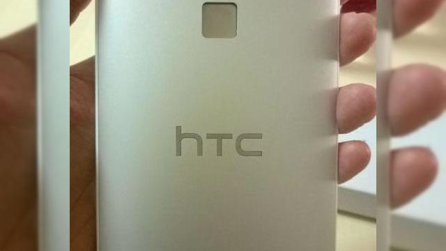 <b>Noi imagini cu HTC One Max reconfirmă scannerul de amprente</b>încă uimiți că HTC One Max nu a fost lansat la IFA 2013 în Berlin, ne așteptăm ca în orice zi a acestei săptămâni să vedem o lansare oficială pentru acest phablet. între timp avem parte de încă o serie de imagini cu noul terminal, ajunse...