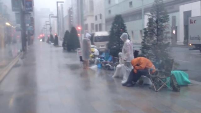 <b>Cozile la iPhone 5S au Început deja! În Japonia fanii Apple se lupta cu taifunul (Video)</b>E una să aștepți lansarea unui telefon Apple în fața unui magazin timp de zile sau chiar săptămâni, stând comod în cort și dezmorțindu-te din când în când... și e cu totul altceva să înfrunți stihiile naturii pentru un handset. Asta fac...