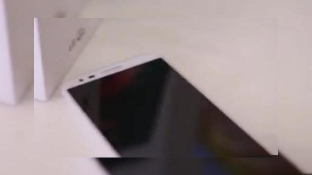 <b>Oppo N1 Își face apariția Într-un clip al unui faimos videoblogger (Video)</b>Marques Brownlee a realizat un clip foarte bun în care explica atuurile lui Moto X și de atunci am fost cu ochii pe acest videoblogger tech. Acum el are o nouă postare video în care discută despre evoluția CyanogenMod și în care ar fi apărut și...