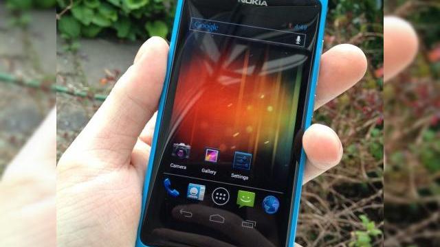 <b>Nokia Încă lucrează la un telefon Android; Foxconn a produs deja 10.000 de prototipuri!</b>Dacă va exista vreo ruptură violentă&nbsp;între Nokia și Microsoft, pe fondul ei, Nokia are pregătită o&nbsp;alternativă... Se pare că finlandezii nu au renunțat încă de tot la o inițiativă Android, ei lucrând încă la un handset cu acest...