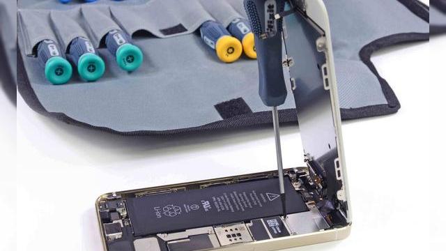 <b>Iată cum arată iPhone 5S la interior, fiind desfăcut de iFixit</b>Cei de la iFixit sunt cunoscuți pentru faptul că desfac cele mai noi gadgeturi și terminale mobile și le analizează componentele în detaliu. Astăzi e rândul lui iPhone 5S să ajungă pe "masa de operații" și să primească și un scor pentru...