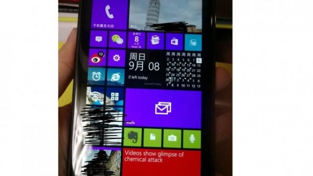 <b>Nokia Lumia 1520 Își face apariția din nou În imagini, de această dată din China</b>în imaginea de mai jos avem phabletul Nokia Lumia 1520, terminal cu ecran de 6 inch, care a ajuns deja pe web de câteva ori. Interesant e că de această dată câteva dintre tile-uri sunt acoperite cu negru, probabil pentru a nu dezvălui sursa...