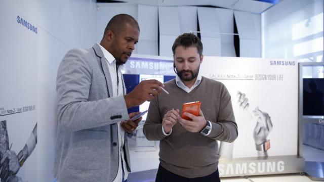 <b>Samsung Galaxy Note 3 și Samsung Galaxy Gear lansate oficial pe piața locală, disponibile de azi!</b>Samsung Galaxy Note 3 și smartwatch-ul Samsung Galaxy Gear au fost lansate oficial astăzi în România și ele vor fi disponibile în acest weekend în magazinele din București, cu câteva surprize la pachet. Aflați că sâmbătă, 28...