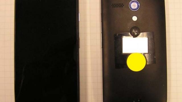 <b>Motorola DVX, probabil cel mai arătos telefon low cost ajuns pe web recent</b>Am fost surprins să aflu că telefonul Motorola DVX este unul low cost, mai ales după ce i-am văzut designul. Terminalul a fost descoperit în documente de la FCC și poate fi văzut mai jos. &nbsp; Se pare că Moto ar fi dezvoltat o alternativă mai...