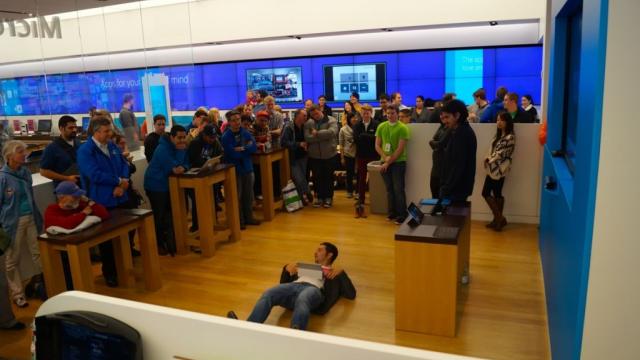 <b>șeful Surface de la Microsoft promite multiple formaturi și aspect ratio-uri pentru terminale viitoare</b>Panos Panay, vicepreședintele Microsoft responsabil cu tabletele Surface a oferit recent câteva declarații cu privire la evoluția acestor terminale în viitorul apropiat. El a vorbit despre noi formaturi și aspect ratio-uri pentru viitoare tablete....