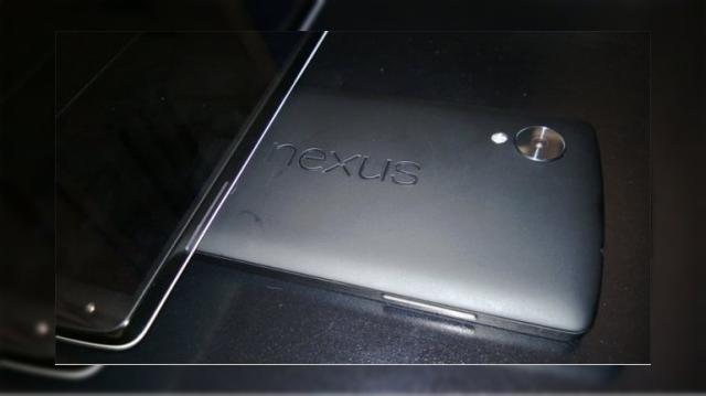 <b>Nexus 5 ar putea debuta la finalul acestei luni, cu dotări similare cu iPhone 5s</b>Octombrie este luna în care ne așteptam la debutul lui Nexus 5 și Android 4.4 KitKat, dacă totul merge bine. Se pare totuși că în loc de 14 octombrie, dată de lansare pe care o știam până acum, vom avea parte de un debut către finalul acestei...