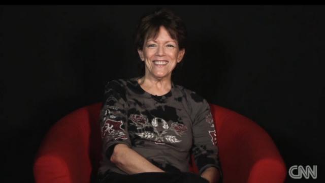 <b>Iat-o pe femeia din spatele vocii lui Siri (Video)</b>Acum că Siri este oferit și într-o alternativă masculină am descoperit și cine este în spatele vocii feminine inițiale a acestui serviciu. Aparent, e vorba despre o femeie din Atlata, care a avut parte de un reportaj CNN dedicat. Numele...