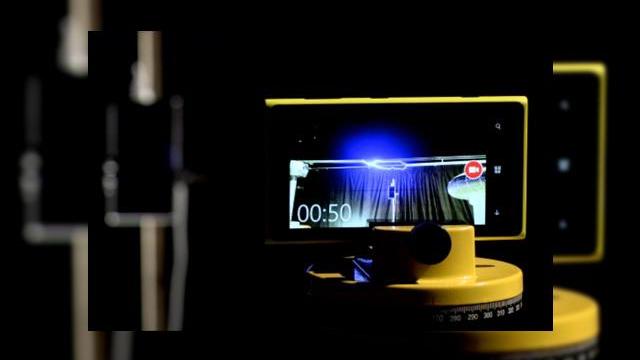 <b>Nokia Lumia 925 alimentat de un fulger creat artificial (Video)</b>Nokia Lumia 925 încă deține performanța de a fi singurul telefon Windows Phone de la Nokia cu carcasa metalică. Ei bine, iată că acest handset a fost recent supus unui experiment... electric. Oamenii de știință de la Universitatea din...