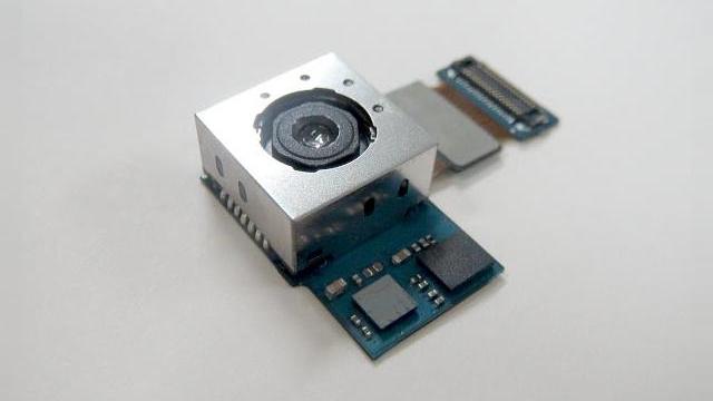 <b>Un nou senzor de cameră de 13 MP Îmbunătățește stabilitatea capturilor, În special În condiții low light</b>Filiala Samsung Electro-Mechanics a anunțat dezvoltarea unui nou senzor de cameră de 13 megapixeli, care oferă o performanță crescută față de alți senzori de acest gen. Spre exemplu, senzorul vine cu funcție anti tremur, care poate corectă o...