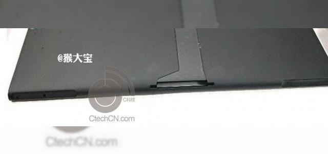 <b>O nouă imagine cu tableta Nokia Lumia 2520 dezvăluie prezența unui kickstand În spate</b>După ce am văzut două fotografii cu tableta Nokia Lumia 2520 aka Sirius, în varianta sa roșie, iată că descoperim încă o fotografie hands on, de această dată cu varianta neagră a tabletei. Din păcate putem vedea doar o parte din spatele său...