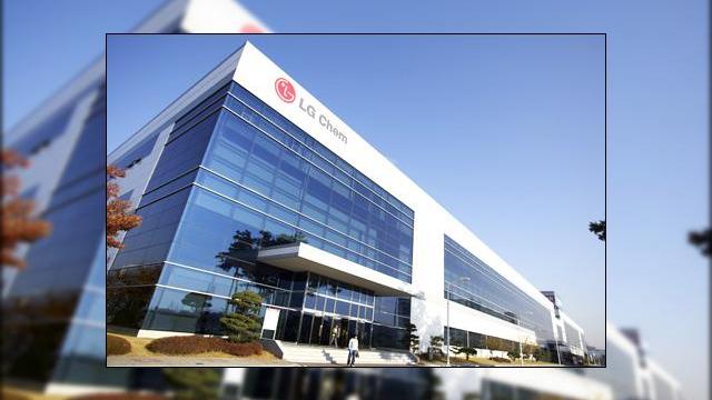 <b>LG Chem dezvăluie bateriile de ultimă generație, ce adoptă diferite forme, În funcție de design-ul device-ului În care vor fi integrate</b>LG Chem, o subdivizie LG producătoare de baterii, este pregătită să lanseze o gamă de baterii inovatoare în viitorul foarte apropiat. Compania a anunțat astăzi că a renunțat la producerea clasicelor baterii în formă dreptunghiulară și că...