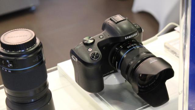 <b>Samsung GALAXY NX - primele impresii</b>Samsung împreună cu F64 a organizat lansarea lui GALAXY NX. Compania sud-coreeană a dorit să pună în acest produs atât experiența acumulată pe camere foto mirrorless cât și ce știe din universul Android. Din acest mariaj a ieșit GALAXY NX:...
