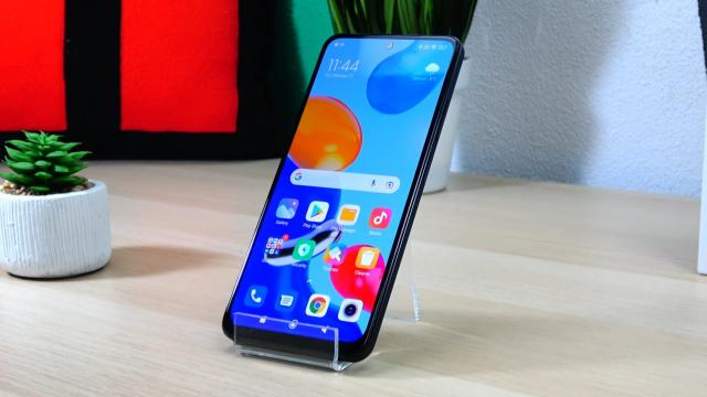 <b>Redmi Note 11: Display fără cusur în segmentul de buget şi nu numai</b>Redmi Note 11 adoptă deja arhicunoscuta şi apreciata diagonală de 6.43 inch, care face un telefon foarte uşor de manevrat şi comod, dar şi suficient de mare pentru o experienţă video satisfăcătoare. Avem la dispoziţie aici un panou AMOLED Full HD+