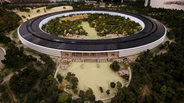 <b>Iată noi machete ale campusului Apple cu design de OZN</b>Noul campus Apple, cel în valoare de multe miliarde de dolari și desenat în forma unui OZN revine în actualitate, prin intermediul unei machete pe care o vedeți mai jos. Proiectul a debutat în vara lui 2011 și urmează să fie construit pe o...