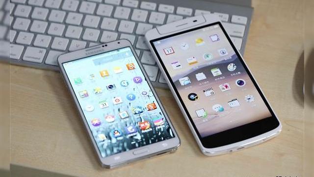 <b>Oppo N1 comparat cu Samsung Galaxy Note 3, dimensiunile lui N1 sunt uriașe</b>Mai jos vedeți câteva imagini comparative între Oppo N1, telefon cu camera rotativă și ecran cu diagonală mare și Samsung Galaxy Note 3, cel mai nou phablet al companiei sud-coreene. Observați că N1 face Note 3 să pară că un handset...