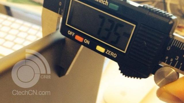 <b>Dimensiunile lui iPad 5 dezvăluite; profil ultra-subțire confirmat</b>După ce în cursul dimineții de ieri am avut ocazia să vedem o imagine hands-on cu noul iPad mini, acum avem informații și despre dimensiunile noului iPad 5. Fotograful care a realizat aceste măsurători pentru iPad mini a decis să ofere detalii...