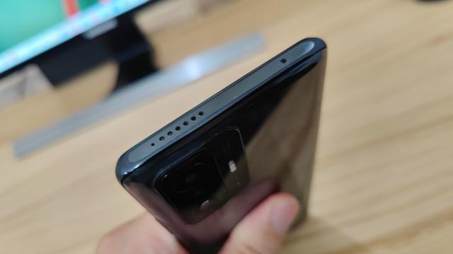 <b>Xiaomi 11T: Audio stereo fiabil pentru sensibili, cu destul bas pentru petreceri</b>De la Xiaomi Mi 10 încoace Xiaomi ne-a obişnuit cu telefoane cu acustică de top, cu difuzoare stereo separate de earpiece şi acustică Harman Kardon. În cazul de față avem doar Dolby Atmos, nu că ar fi ceva rău cu asta. Primim şi difuzoare stereo, unul jos