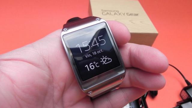 <b>Samsung Galaxy Gear unboxing: primul smartwatch Samsung scos din cutie, prins pe Încheiatură (Video)</b>împreună cu Samsung Galaxy Note 3 ne-a sosit la test și smartwatch-ul Samsung Galaxy Gear, tot de la evoMAG.ro. Retailerul oferă acest ceas la prețul de 1.349 lei, iar detalii aflați mai jos. &nbsp; Gadgetul vine într-o cutie cu model de imitație...