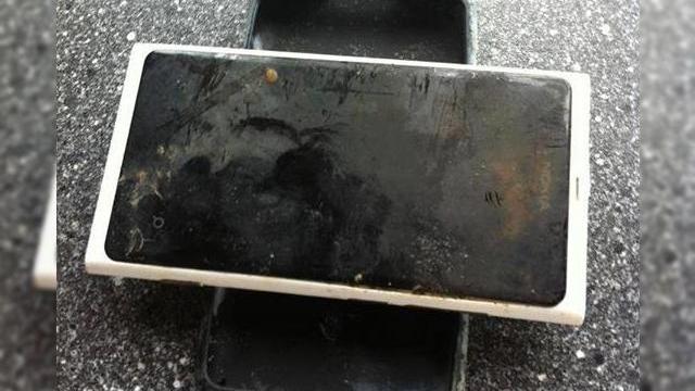 <b>Nokia Lumia 800 pierdut pe fundul unui lac câteva luni, funcționează ca nou după ce a fost găsit</b>De obicei auzeam povești de acest gen despre un Nokia 3310 și 1110, dar iată că acum un Lumia e vedeta unei povești de supraviețuire. Pagina suedeză de Facebook a celor de la Nokia a publicat pățania unui utilizator de Lumia 800, care a pierdut...