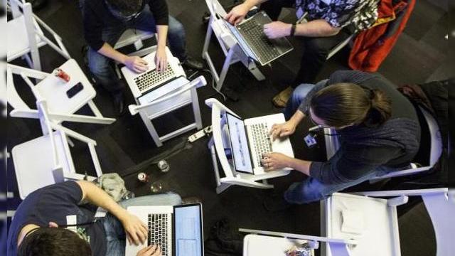 <b>Google invită dezvoltatorii la evenimentul "Google Hackathon: Develop to connect"</b>Google va organiza la București un eveniment ce constă în dezvoltarea de aplicații. Acesta poartă numele de Google Hackathon: Develop to connect iar persoanele interesate sunt așteptate pe 23 și 24 noiembrie la hotelul Howard Johnson Grand Plaza...