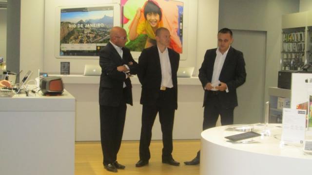<b>Primul magazin iCentre din România (Apple Premium Reseller) s-a inaugurat oficial astăzi!</b>Magazinul iCentre - Apple Premium Reseller, situat în cadrul mall-ului Promenada din București s-a inaugurat oficial astăzi în cadrul unui eveniment ce a început la ora 12. întreg magazinul este realizat conform normelor Apple&nbsp;din punct de...