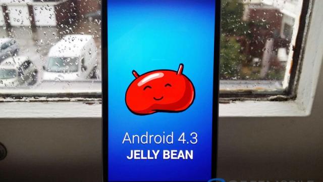 <b>Samsung Galaxy S III actualizat la Android 4.3 Jelly Bean</b>Cu câteva zile în urma ajungea pe web un release neoficial de Android 4.3 pentru Galaxy S III, iar acum avem parte de software-ul oficial, disponibil pe varianta GT-I9300 a terminalului. Detalii aflați mai jos. &nbsp; Samsung a oferit și actualizarea...