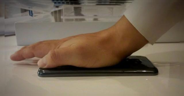 <b>Se Îndoaie, dar nu se rupe: LG G Flex Își flexează corpul În fața camerei (Video)</b>LG G Flex s-a făcut remarcat prin corpul său curbat, fiind văzut că un răspuns la Galaxy Round, dar curbat în alt mod față de acel smartphone. Ei bine, astăzi vedem un clip interesant prin prisma faptului că ni se explică în sfârșit numele...