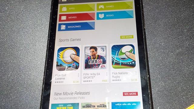 <b>Câteva fotografii Îl arată pe BlackBerry Z10 rulând aplicația PlayStore</b>O serie de fotografii ce îl înfățișează pe BlackBerry Z10 rulând aplicația PlayStore au apărut în cursul acestei zile pe internet. Chiar dacă la prima vedere am putea crede că acesta aplicație aratată în fotografii ar putea fi una fake,...