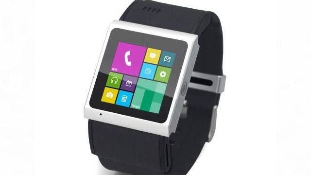 <b>GooPhone Smart Watch, un ceas cu interfață ce aduce cu Windows Phone (Video)</b>Compania chineza GooPhone e faimoasă pentru clonele de iPhone și iPad pe care le produce și iată că de această dată în loc să copieze vreun device existent producătorul a lansat propriul smartwatch. Rețineți că așa a pornit la drum...