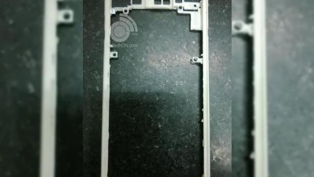 <b>Un smartphone misterios Sony apare În noi fotografii, rama sa metalică aduce cu Xperia Z1</b>Sony e probabil compania cu cele mai puține secrete și mistere din întreg ecosistemul Android, de vreme ce nici un telefon de-al lor nu a sosit fără să fi văzut câteva scăpări în prealabil. Astăzi apare un nou model misterios, cu o ramă...
