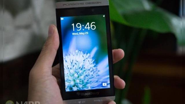 <b>BlackBerry Porsche Design P'9982 surprins Într-un clip hands on (Video)</b>BlackBerry și Porsche Design au realizat împreună câteva terminale arătoase de-a lungul anilor, printre care și acest model Porsche Design P&#39;9982 pe care îl vedeți mai jos. El a ajuns pe web într-un clip video hands on, ca urmare a câtorva...
