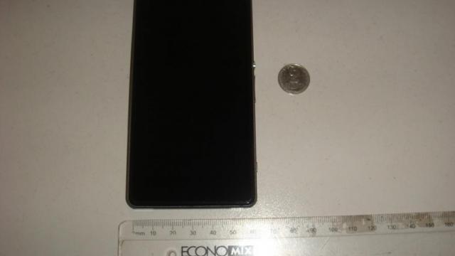<b>Sony Xperia Z1S fotografiat În Rusia, s-ar putea lansa pe 26 noiembrie</b>Astăzi primim noi imagini cu Sony Xperia Z1S, smartphone care ar putea debuta pe 26 noiembrie, dacă ne luăm după listarea unui retailer de accesorii. Acesta vinde o carcasă specială de Xperia Z1S, pe care o oferă din data de 26. &nbsp; în...
