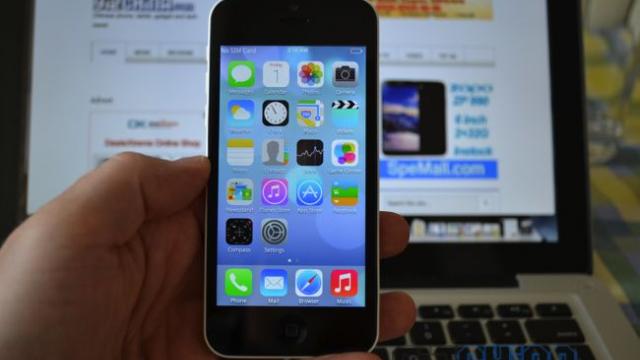 <b>Așa arată o clonă de iPhone 5C care costă sub 100 de dolari: telefonul No. 1 5c (Video)</b>Dacă unele companii precum Meizu s-au lepădat de trecutul lor de producători de clone Apple, altele se mândresc cu acest statut, cum e cazul celor de la No. 1. Ei au acum o clonă de iPhone 5C, pe care o admirați mai jos într-o experiență hands...