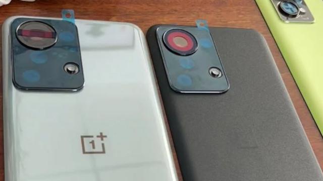 <b>OnePlus 10 este în teste cu două variantă de procesoare; Specificaţiile sale ajung din nou online</b>OnePlus Ace tocmai a debutat pe piaţa din China, dar e doar unul dintre multele telefoane pregătite de OnePlus pentru anul 2022. Pe lângă OnePlus 10 Pro, deja testat de noi, aşteptăm şi un OnePlus 10R, care e de fapt OnePlus Ace rebranduit, poate şi..