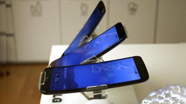 <b>LG G Flex ne dezvăluie toate detaliile sale Într-o nouă serie de imagini</b>Primul telefon cu ecran flexibil/curbat al celor de la LG este cu siguranță un terminal care dispune de un aspect unic și de câteva caracteristici ce reprezintă o inovație. Deși acest device a fost prezentat și înainte, de curând compania LG a...