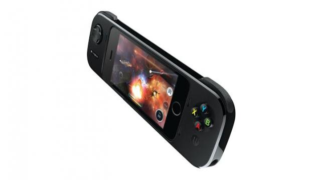 <b>Logitech lansează controller-ul pentru iPhone 5s</b>Iată că cei de la Logitech ne fac o surpriză foarte plăcută, aceștia tocmai au lansat primul controller pentru iPhone 5s. Dispozitivul se numește Logitech PowerShell Controller + Battery și acesta integrează butoane de joc...