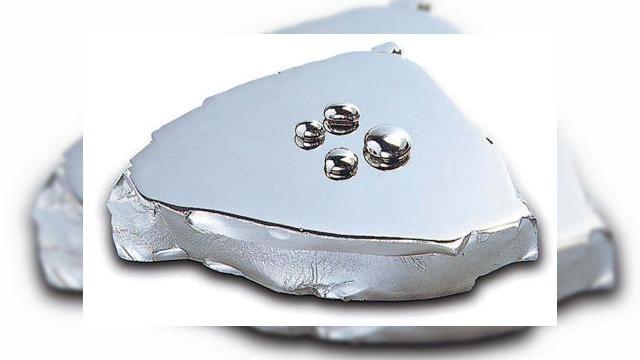 <b>Apple iWatch ar putea fi fabricat din Liquidmetal, conform unor brevete</b>Zvonurile legate de Apple și Liquidmetal se repetă ciclic în fiecare an și iată-le că revin și acum. Liquidmetal e acel aliaj special pe care Apple îl folosește deocamdată doar la cheițele metalice pentru deschiderea sloturilor SIM de pe...