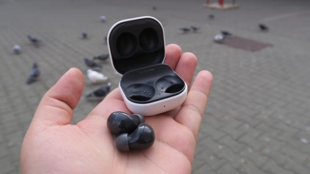 <b>Turul Magazinelor #1093: Monitor de 165 Hz sub 800 lei, aspirator robot ieftin, Galaxy Buds 2 la preţ de cazare Costineşti</b>A venit foarte rapid şi ultima zi lucrătoare a săptămânii, care ne prinde cu oferte foarte bune la monitoare de gaming, dar şi căşti, atât de gaming, cât şi "civile". În Turul Magazinelor #1093 avem un super monitor de gaming de 165 Hz sub 800 lei